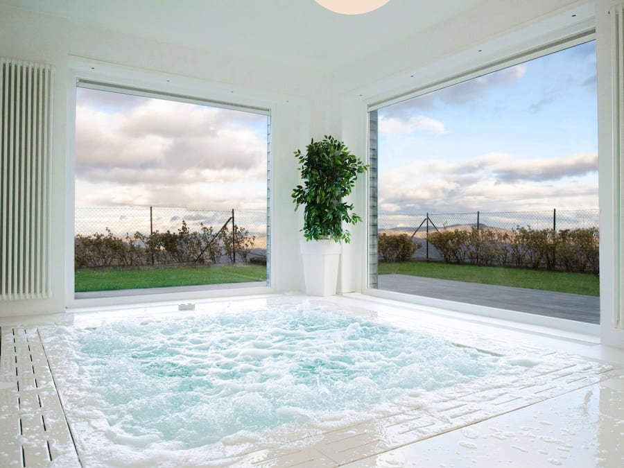 Outdoor spa tub