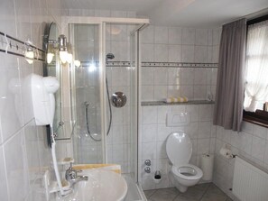 Buồng tắm vòi sen, khăn tắm
