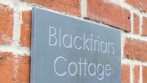 Schild für Blackfriars Cottage.