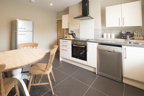 House | Private kitchen | Full-size fridge, microwave, oven, stovetop - Blackfriars Cottage (Salisbury)