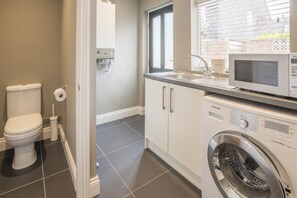 House | Private kitchen | Full-size fridge, microwave, oven, stovetop - Blackfriars Cottage (Salisbury)