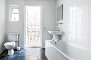 Apartment, 3 Bedrooms, Balcony | Bathroom | Separate tub and shower, free toiletries, hair dryer, towels