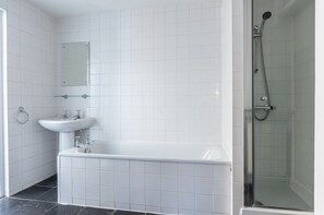 Apartment, 3 Bedrooms, Balcony | Bathroom | Separate tub and shower, free toiletries, hair dryer, towels