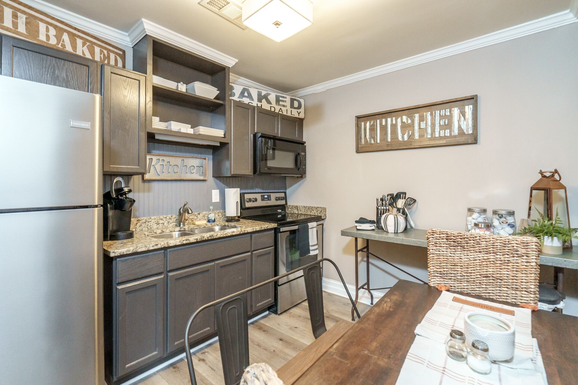 Réfrigérateur, micro-ondes, four, plaque de cuisson