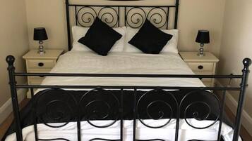 House | 3 bedrooms, iron/ironing board, free WiFi, bed sheets