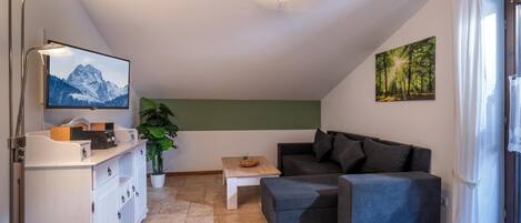 Un futbolín, una mesa de tenis de mesa