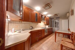 Refrigerador, microondas, horno y tetera eléctrica 