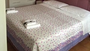 A bedroom with a bed, a dresser, a mirror, and a nightstand. - Quiet and peaceful Independent Villa (Castel di Sangro)