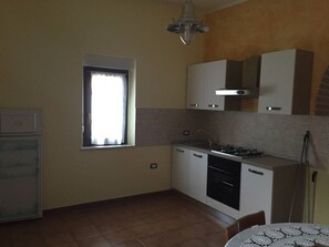 Coffee/tea maker, cookware/dishes/utensils