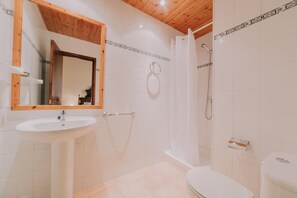 Douche, séchoir à cheveux, serviettes fournies, savon