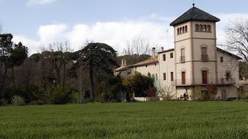 Un grand bâtiment historique doté d’une tour imposante et d’une vaste cour.