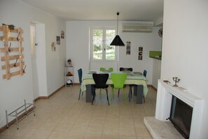 Dining - La Bergerie - Cottage surrounded by nature (Salavas)