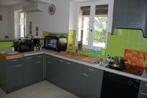 Een koelkast, een microgolfoven, een oven, een kookplaat