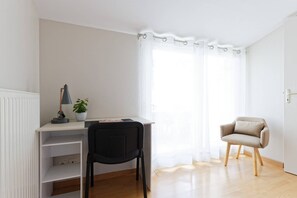 Smart-tv, dvd-spelare och böcker