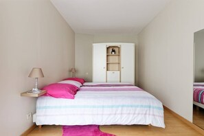 3 chambres, bureau, fer et planche à repasser, lit parapluie