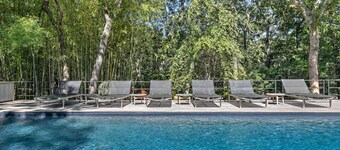 NY LISTE: GATET EJENDOM, MEDITATIONSTÆRKER, GULV-TIL-KLÆNGSVINDOWS, MAHOGANY DECK, TÆNG TIL ØST HAMPTON VILLAGE OG STRANDER