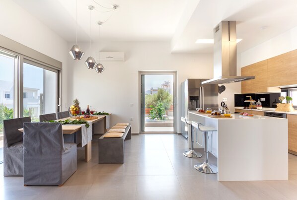 Deluxe Villa, 4 Bedrooms, Private Pool | Private kitchen