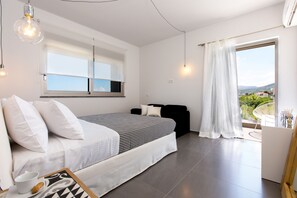 Villa Deluxe, 4 chambres, piscine privée | 4 chambres, coffres-forts dans les chambres, bureau