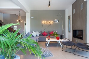 Villa Deluxe, 4 chambres, piscine privée | Salle de séjour | Télévision à écran plat, cheminée, console de jeux vidéo, lecteur de DVD