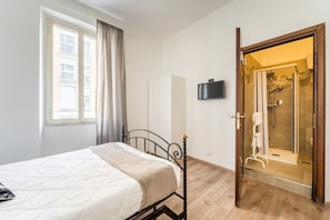 Classic Room, Ensuite (Camera Standard) | Down duvets, memory-foam beds - Rooms Piramide (Rome)