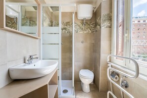 Classic Room, Ensuite (Camera Standard) | Bathroom | Shower, rainfall showerhead, hair dryer, towels - Rooms Piramide (Rome)