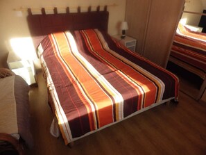 2 habitaciones, tabla de planchar con plancha, wifi y ropa de cama 