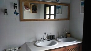 Badewanne, Bidet, Handtücher