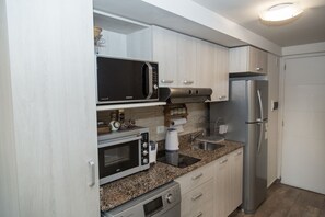 Frigorifero, microonde, forno, piano cottura