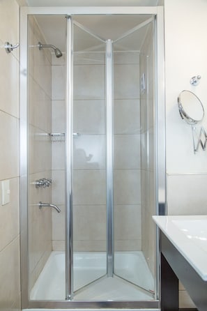 Dusche, Haartrockner, Bidet, Handtücher