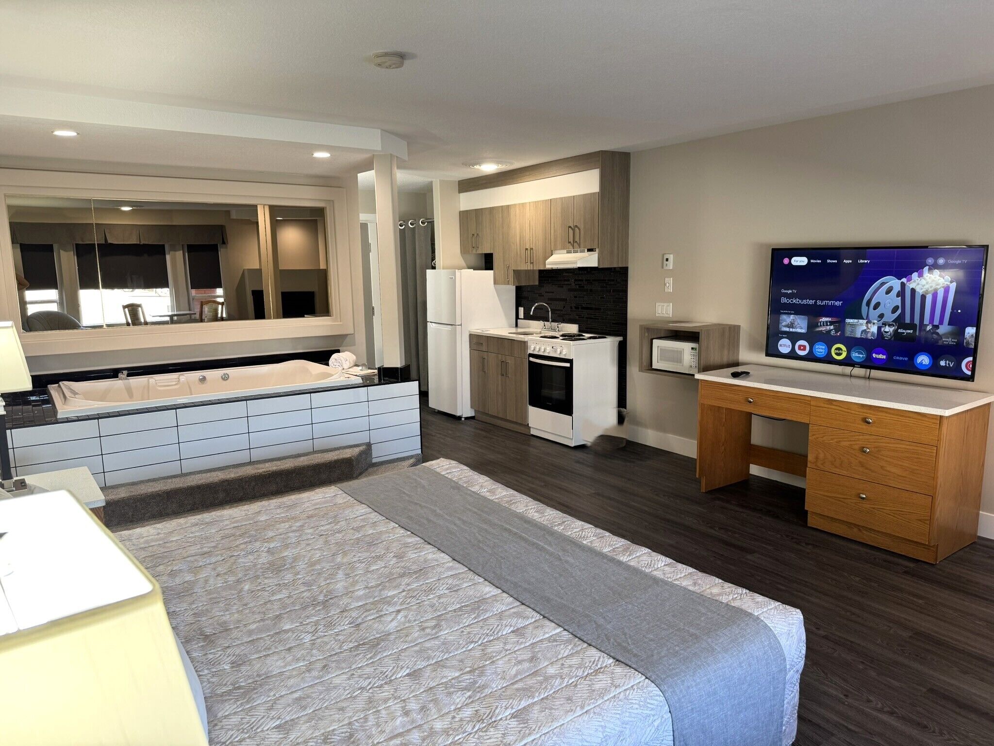 豪華開放式套房, 1 張特大雙人床, 按摩浴缸 | 私人廚房 | 大型冰箱、微波爐、烤箱、爐台