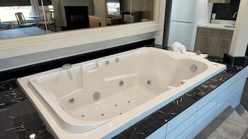 Deluxe Studio Suite, 1 King Bed, Jetted Tub | Jetted bathtub