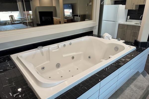 Deluxe Studio Suite, 1 King Bed, Jetted Tub | Jetted tub