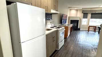Studio, 1 Queen Bed, Fireplace | Private kitchen