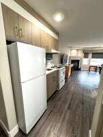 Refrigerador con freezer, microondas, horno, placa de cocina