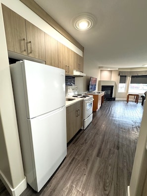 Studio, 1 Queen Bed, Fireplace | Private kitchen