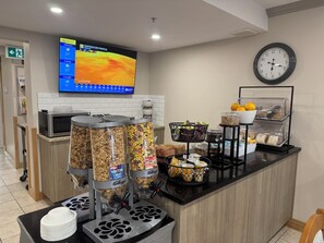 Free daily buffet breakfast - Western Budget Motel 1 (Leduc)