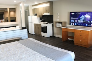 Deluxe Studio Suite, 1 King Bed, Jetted Tub