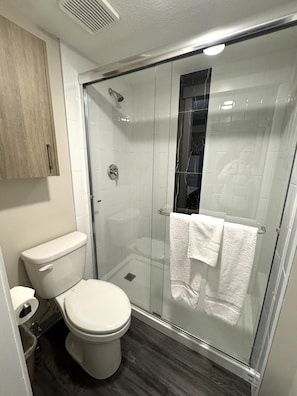 Hair dryer, towels, soap, shampoo - Western Budget Motel 1 (Leduc)