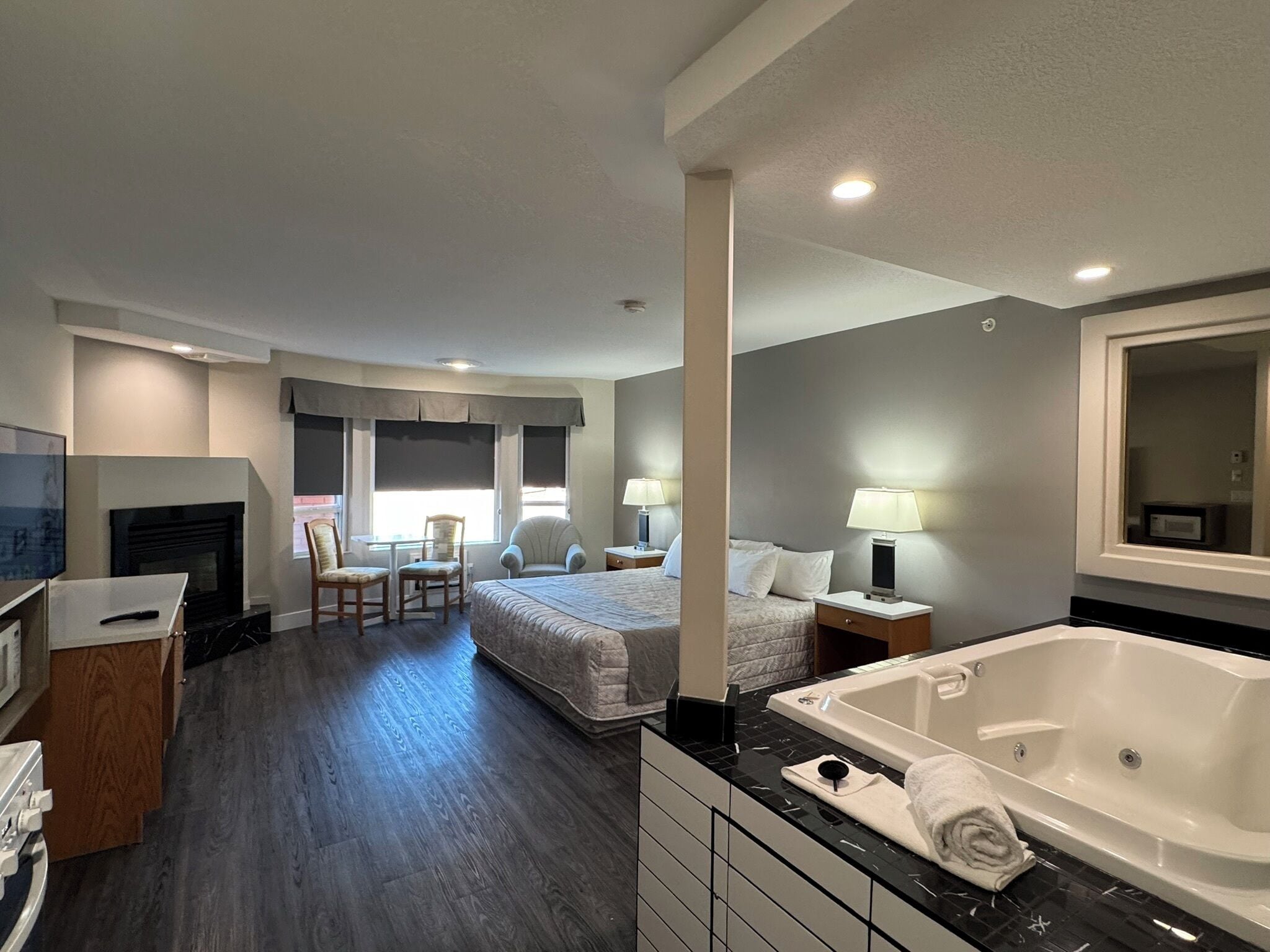 Studio Suite Deluxe, 1 giường cỡ king, bồn tắm thủy lực | Bàn, màn/rèm cản sáng, phòng cách âm 