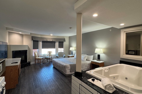 Deluxe Studio Suite, 1 King Bed, Jetted Tub