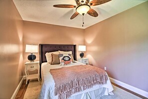 7 bedrooms, travel cot, Internet, bed sheets - West Dover Home - 3 Miles to Mount Snow Resort! (West Dover)