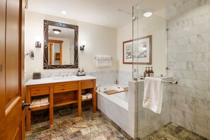 Baignoire, sĂšche-cheveux, serviettes fournies