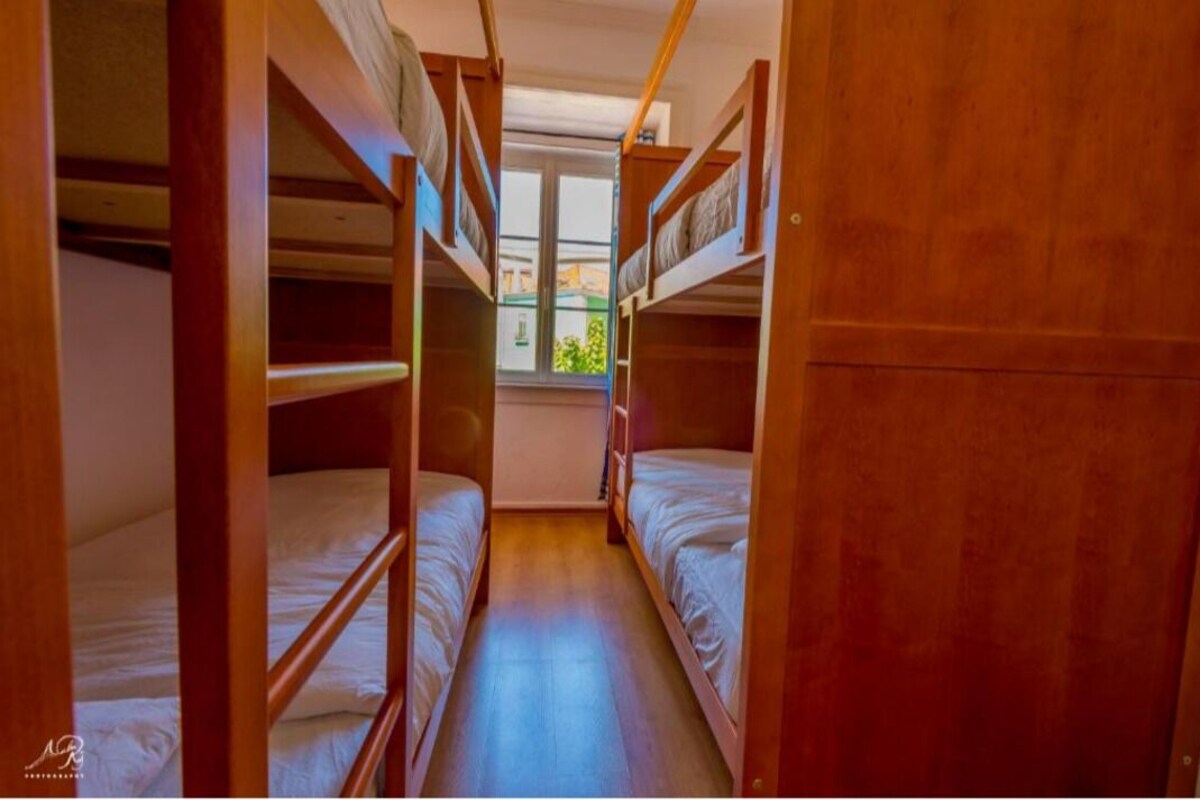 Slaapzaal | Een bureau, gratis wifi, beddengoed