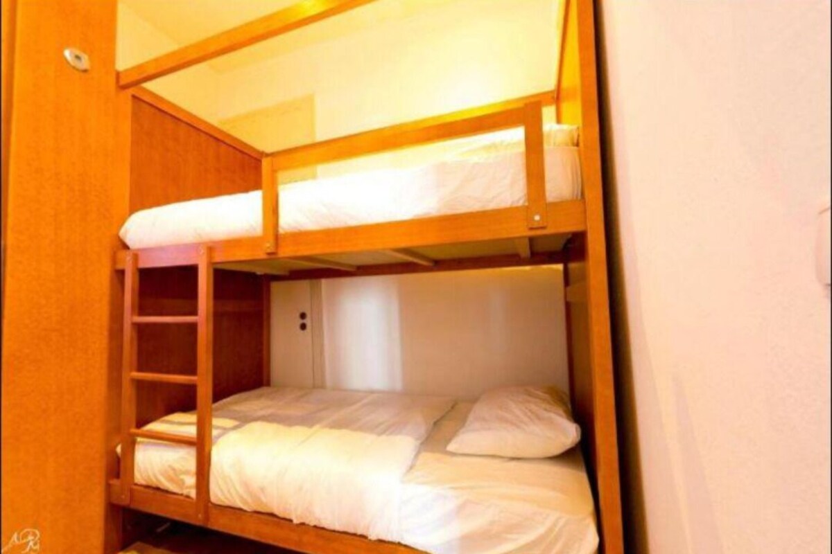 Slaapzaal | Een bureau, gratis wifi, beddengoed