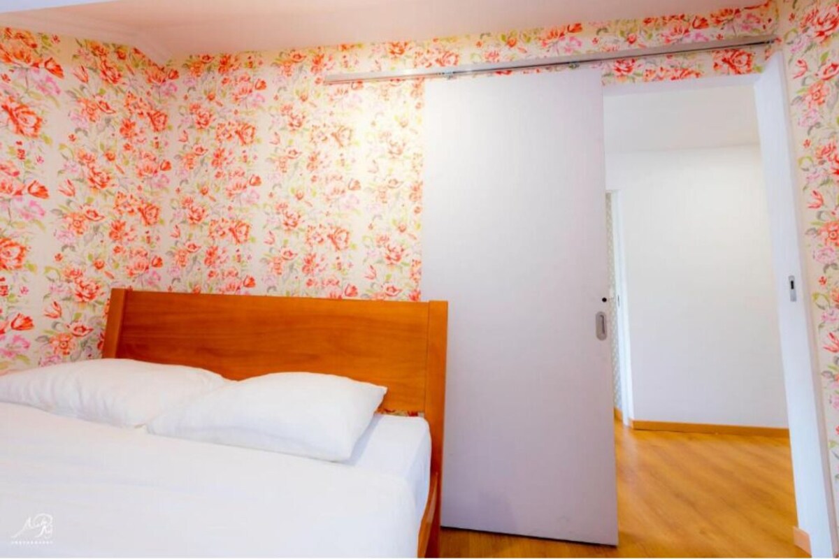 Eenvoudige kamer | Een bureau, gratis wifi, beddengoed