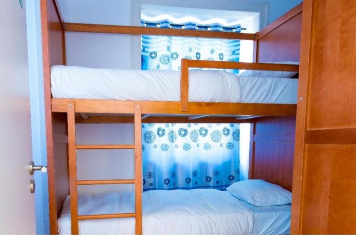 Slaapzaal | Een bureau, gratis wifi, beddengoed