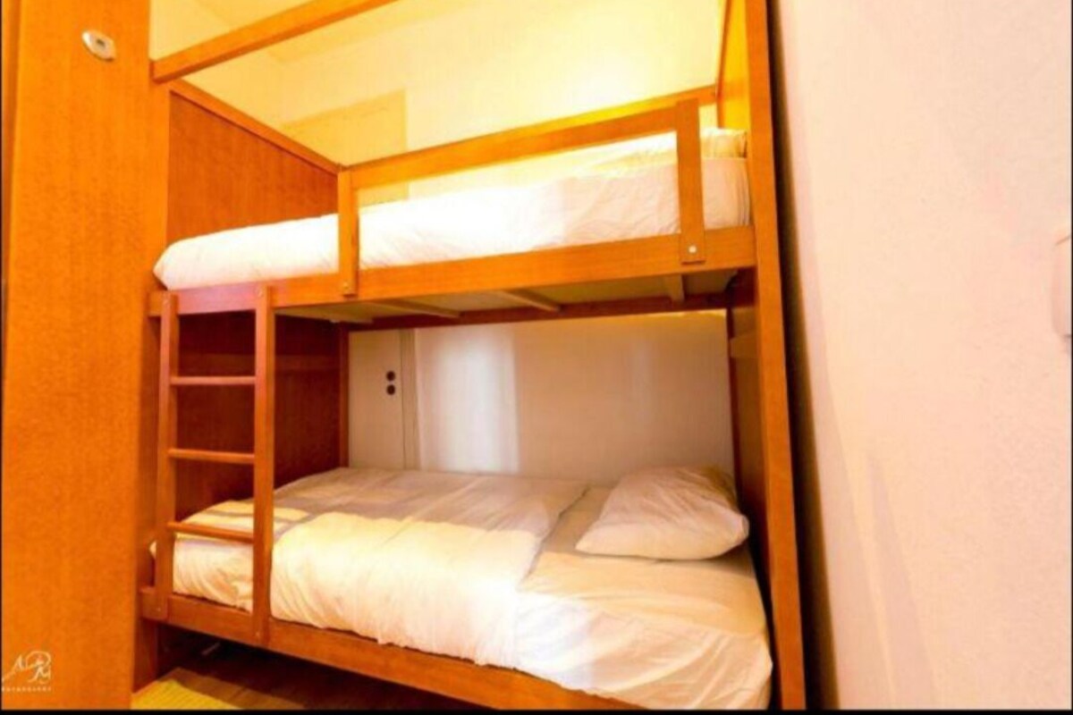 Slaapzaal | Een bureau, gratis wifi, beddengoed