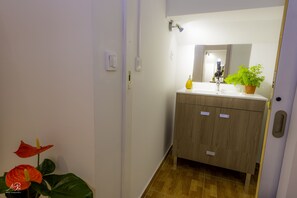 Shower, towels - SwissLisbon Guest House - Hostel (Lisbon)