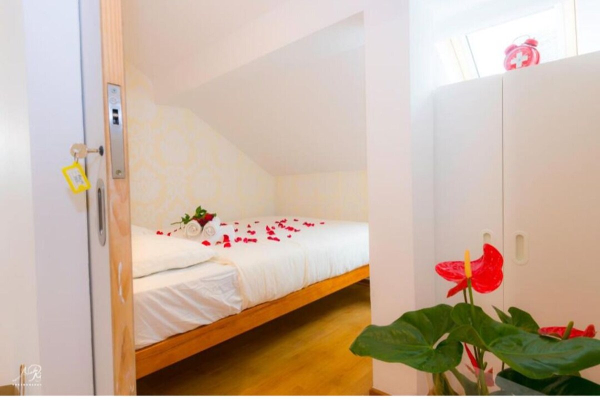 Eenvoudige kamer | Een bureau, gratis wifi, beddengoed