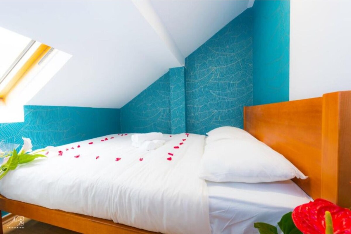 Eenvoudige kamer | Een bureau, gratis wifi, beddengoed